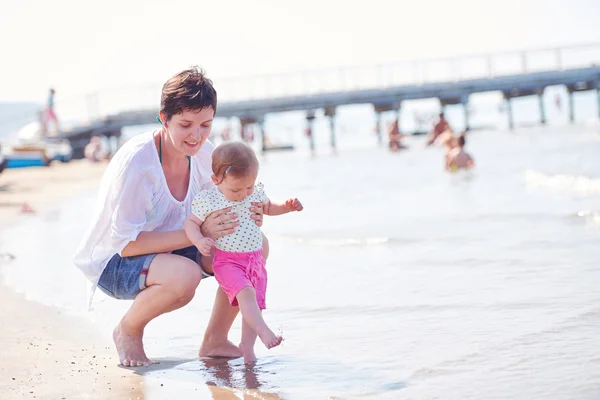 Moeder en baby op strand — Stockfoto