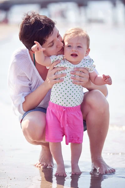 Anne ve bebek plajda — Stok fotoğraf
