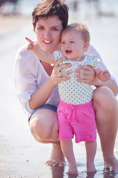 Mamma e bambino sulla spiaggia — Foto Stock