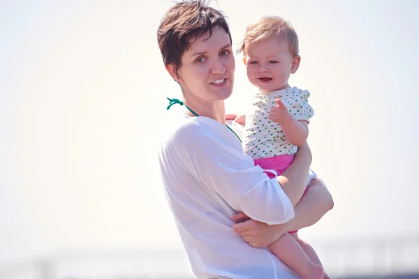 Mamma och baby på stranden — Stockfoto