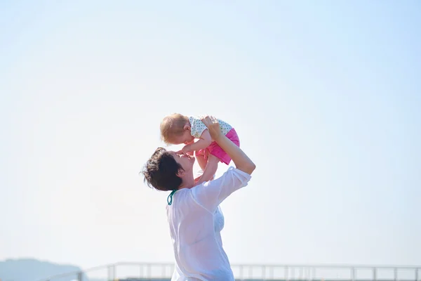 Moeder en baby op strand — Stockfoto