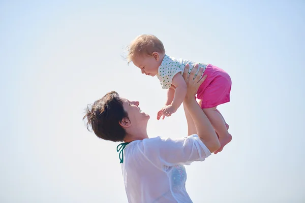 Mamá y bebé en la playa — Foto de Stock