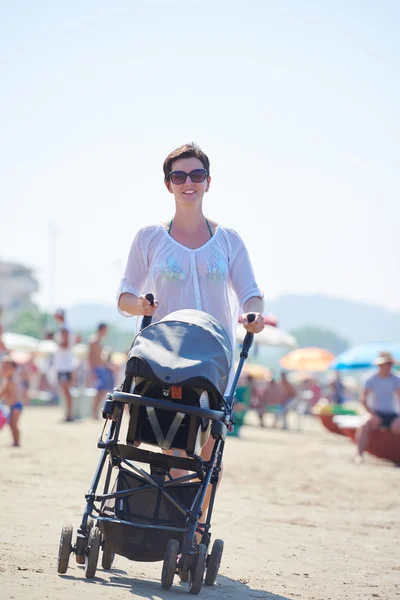 Mãe andando com a carruagem do bebê — Fotografia de Stock