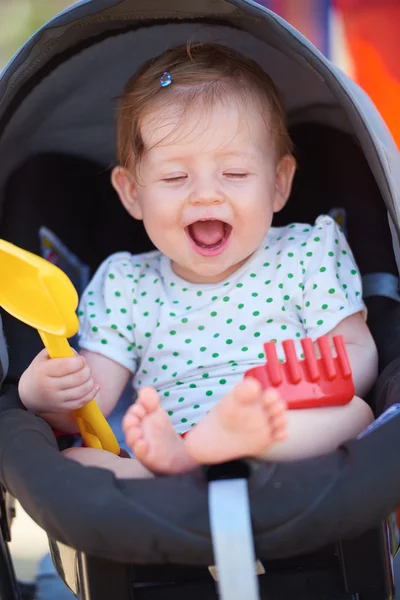 Porträt eines Babys im Kinderwagen — Stockfoto