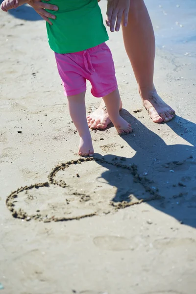 Mom and baby on beach — Stock Photo, Image