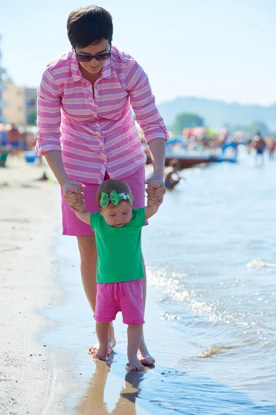 Mamá y bebé en la playa — Foto de Stock