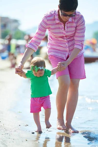 Mamma och baby på stranden — Stockfoto