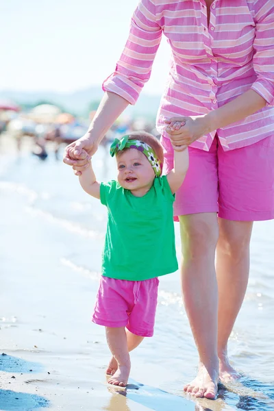 Mamá y bebé en la playa — Foto de Stock