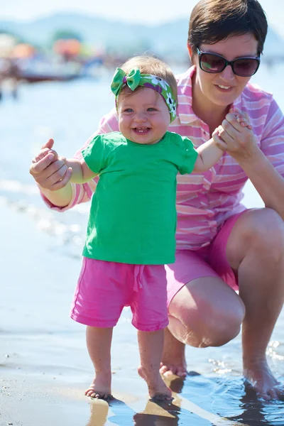 Mamá y bebé en la playa — Foto de Stock