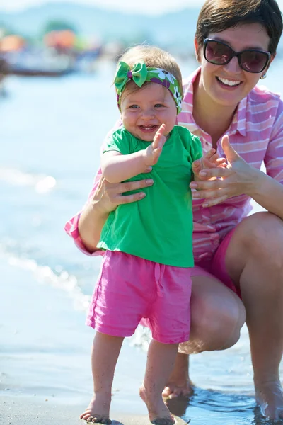 Mamma och baby på stranden — Stockfoto