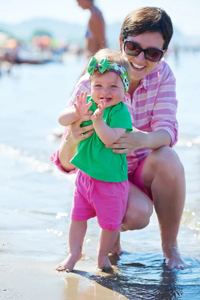 Mamma och baby på stranden — Stockfoto