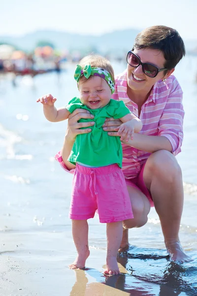 Mamá y bebé en la playa — Foto de Stock