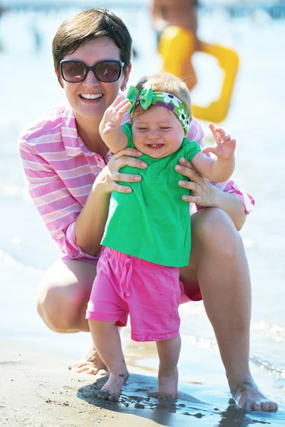 Mamá y bebé en la playa — Foto de Stock