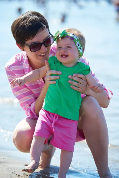 Mãe e bebê na praia — Fotografia de Stock