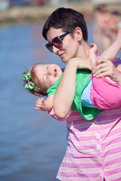 Maman et bébé sur la plage — Photo