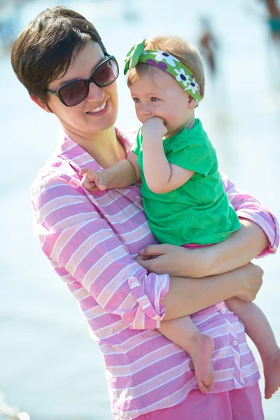Maman et bébé sur la plage — Photo