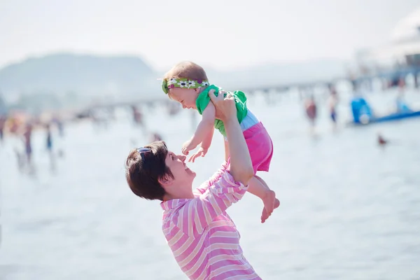 Mamma e bambino sulla spiaggia — Foto Stock