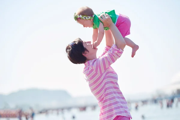 Mom and baby on beach — Stock Photo, Image