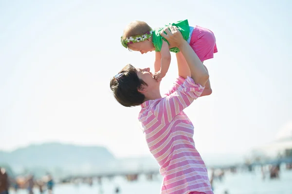 Mamma och baby på stranden — Stockfoto