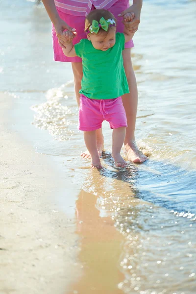 Mom and baby on beach — Stock Photo, Image