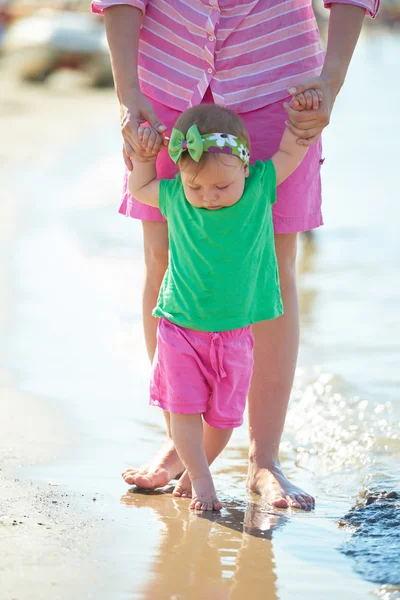 Mamma och baby på stranden — Stockfoto