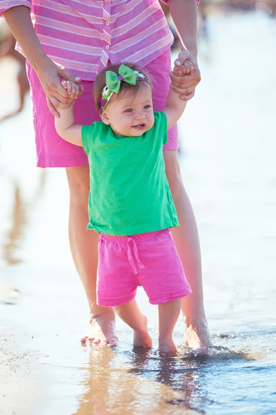 Mom and baby on beach — Stock Photo, Image