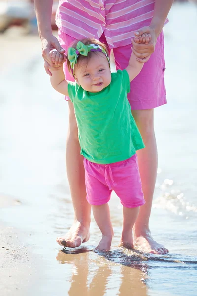 Máma a dítě na pláži — Stock fotografie