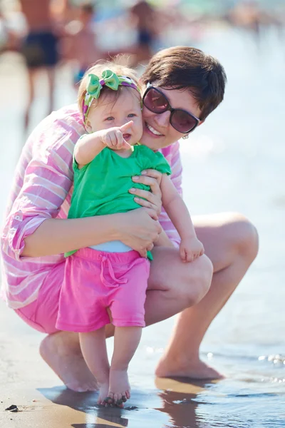 Μαμά και το μωρό στην παραλία — Φωτογραφία Αρχείου
