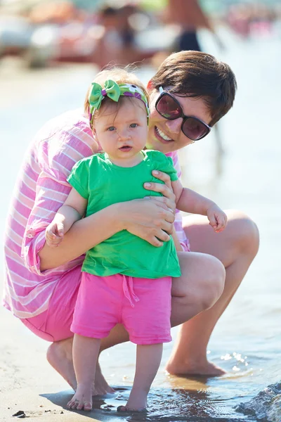 Mamma och baby på stranden — Stockfoto