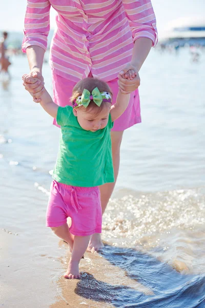 Mom and baby on beach — Stock Photo, Image