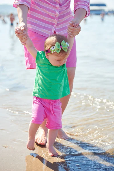 Anne ve bebek plajda — Stok fotoğraf