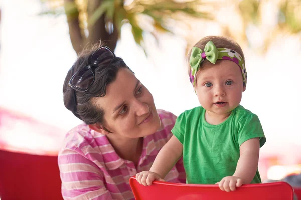 Glückliche junge Mutter und Baby — Stockfoto