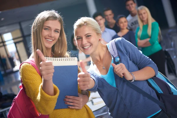 Étudiants qui étudient en classe — Photo