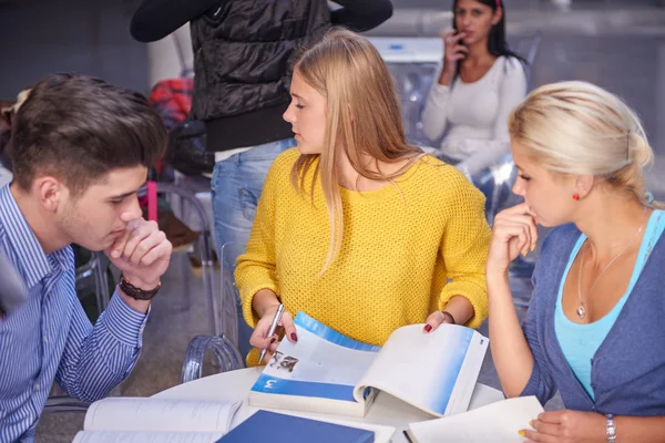 Studenti studující ve třídě — Stock fotografie