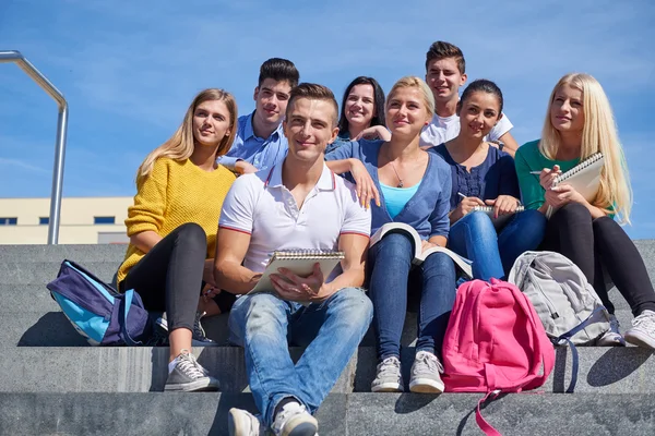 Students outside sitting on steps — Stock Photo, Image