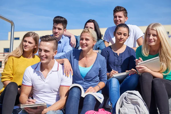 Studenci poza siedzący na schodach — Zdjęcie stockowe