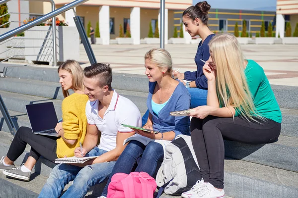 Studenter utanför sitter på stegen — Stockfoto