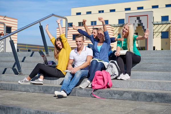 Studenten buiten zitten op stappen — Stockfoto
