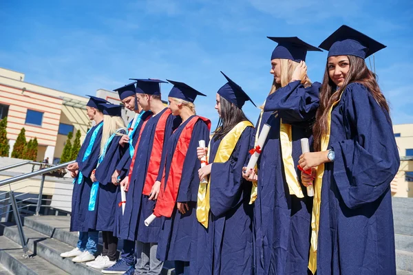 Grupo de jóvenes graduados, estudiantes — Foto de Stock