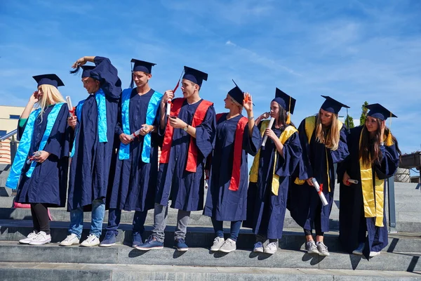 Gruppo di giovani laureati studenti — Foto Stock