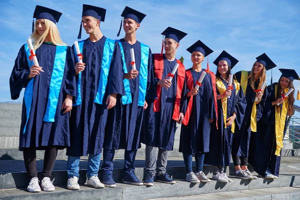 Groupe de jeunes diplômés, étudiants — Photo