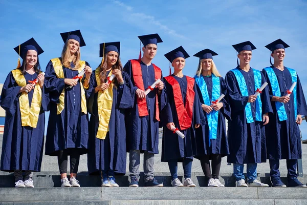 Groep van jonge afgestudeerden, studenten — Stockfoto