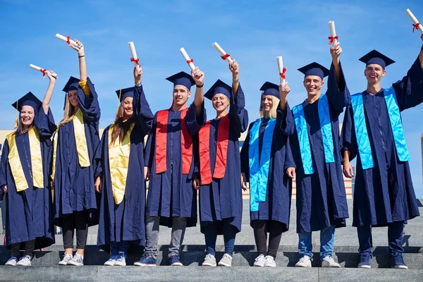 Groep van jonge afgestudeerden, studenten — Stockfoto