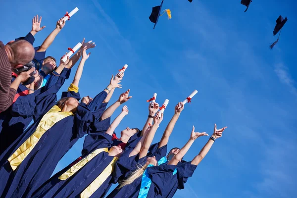 Graduados de secundaria vomitando sombreros — Foto de Stock