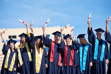 Genç mezunlar öğrenciler