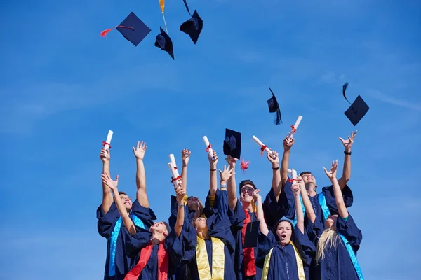 Graduados de secundaria vomitando sombreros — Foto de Stock