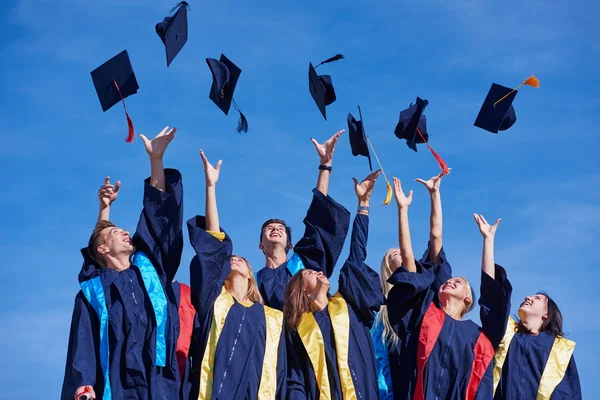 Middelbare school afgestudeerden studenten — Stockfoto