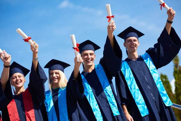 Giovani laureati studenti — Foto Stock