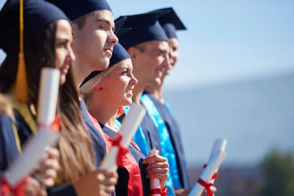 Jovens estudantes diplomados — Fotografia de Stock