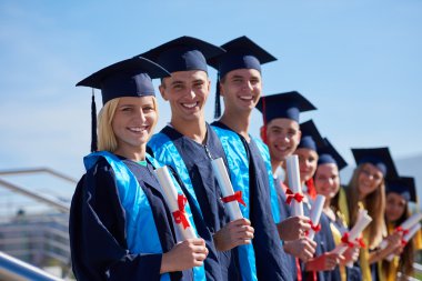 Genç mezunlar öğrenciler